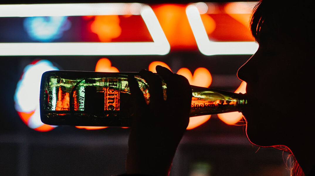 Γυναίκα πίνει μπύρα από το μπουκάλι