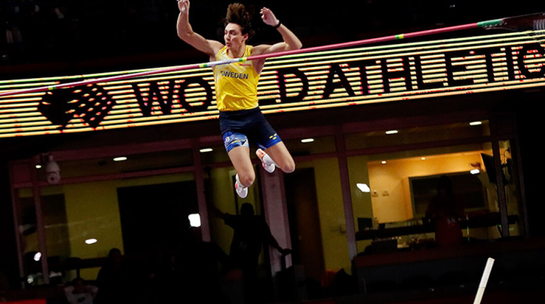 O Αρμάντ Ντουπλάντις στο Βελιγράδι περνά τα 6,20 μέτρα στο άλμα επί κοντώ, σημειώνοντας νέο παγκόσμιο ρεκόρ