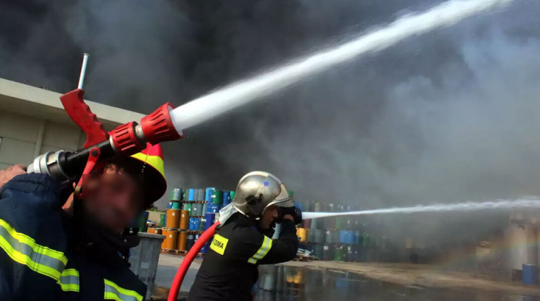 Πυροσβέστες σβήνουν φωτιά σε εργοστάσιο μετά από έκρηξη (ΦΩΤΟ ΑΡΧΕΙΟΥ)