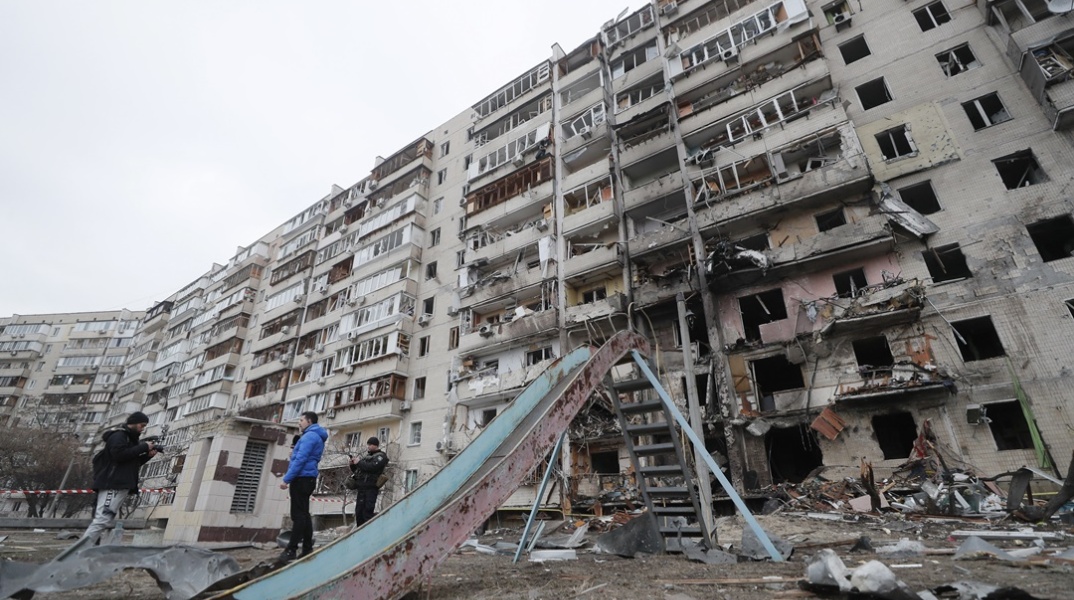 Πόλεμος στην Ουκρανία: Βομβαρδισμένη πολυκατοικία στο Κίεβο