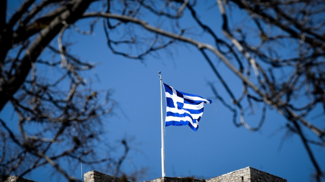 Ελληνική σημαία στον βράχο της Ακρόπολης