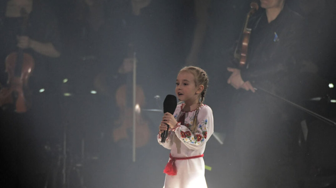 Η 7χρονη Αμέλια τραγουδά τον εθνικό ύμνο της Ουκρανίας σε φιλανθρωπική εκδήλωση στην Πολωνία