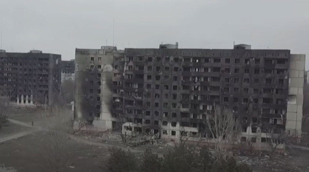 Οι Ρώσοι βομβαρδίζουν ανελέητα τη Μαριούπολη στην Ουκρανία
