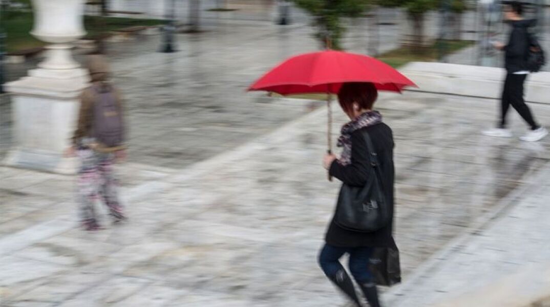 Καιρός: Παύει το έκτακτο δελτίο - Μένουν οι βροχές στην Αττική