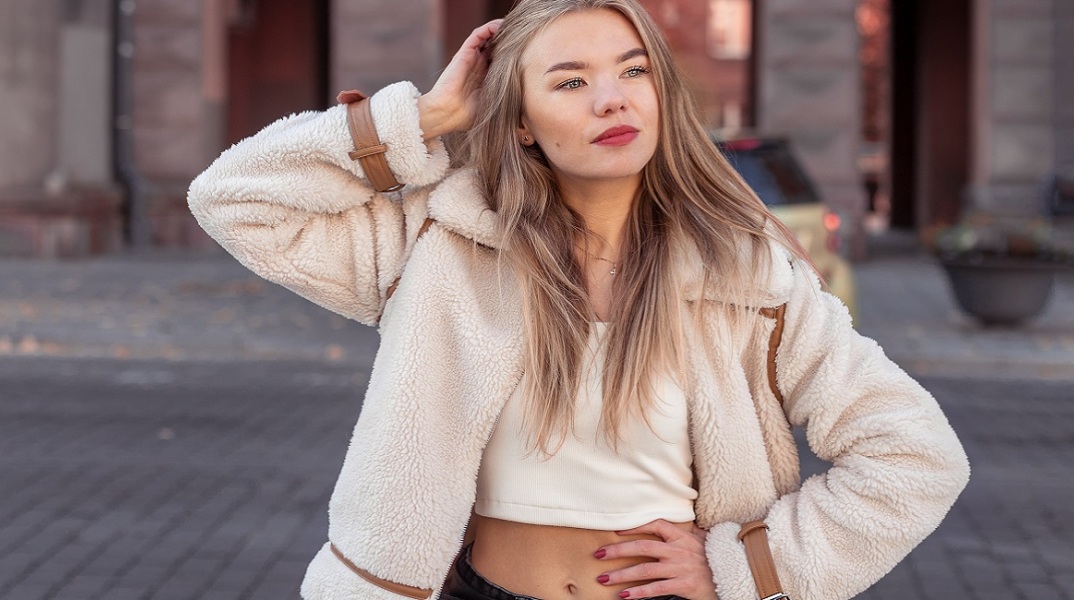 Ένα κορίτσι ποζάρει