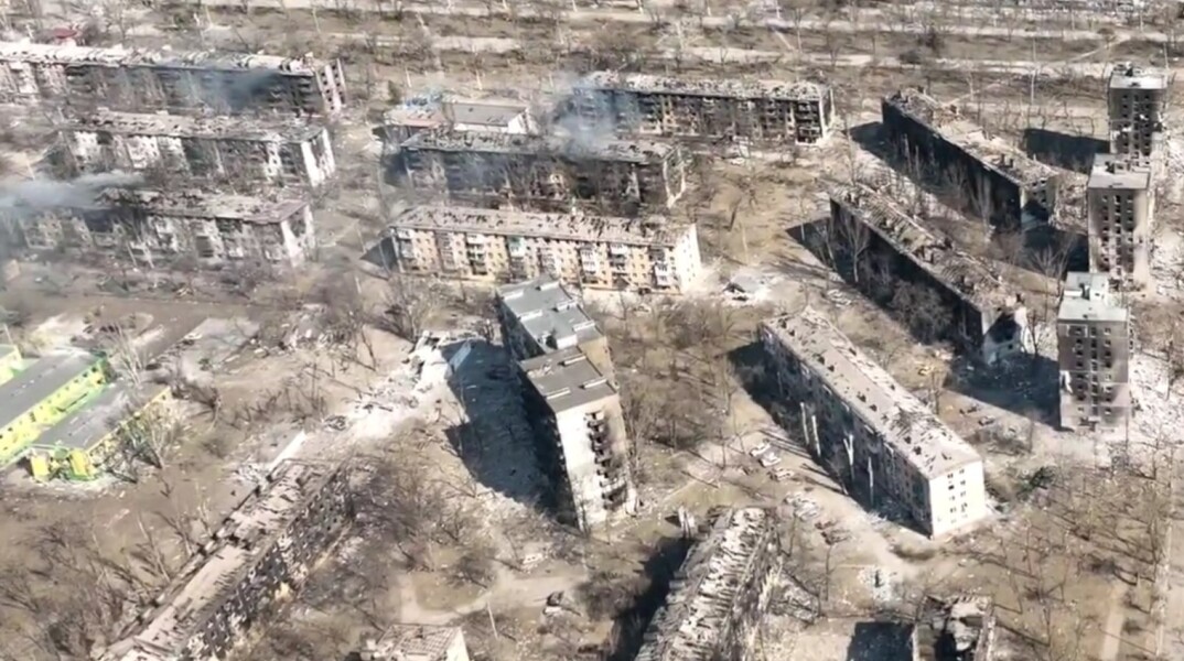 Πόλεμος στην Ουκρανία: Βομβαρδισμένα κτίρια στη Μαριούπολη