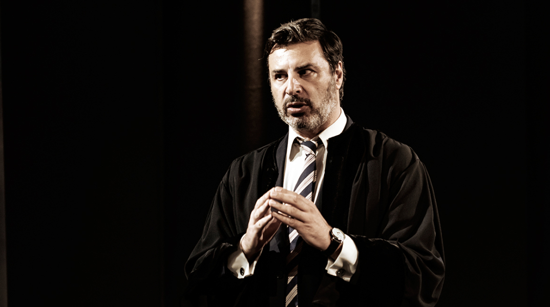 Ο Βασίλης Παλαιολόγος στο «Terror Reloaded» στο θέατρο Αθηνών