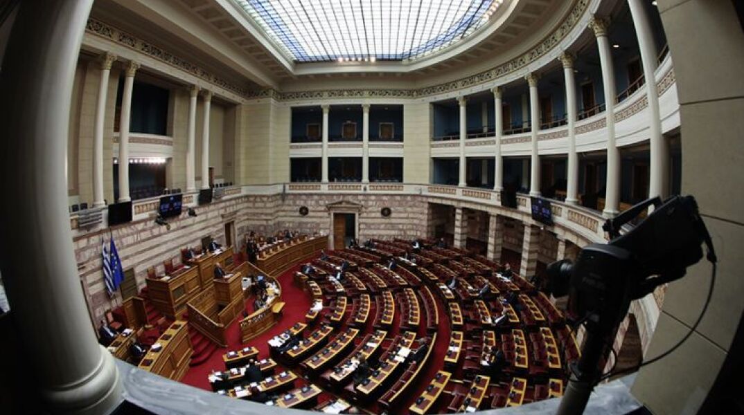 Βουλή: Ψηφίστηκε το πολυνομοσχέδιο για την εθνική σύνταξη των ομογενών, τους δασωμένους αγρούς και την ευθύνη του Τύπου