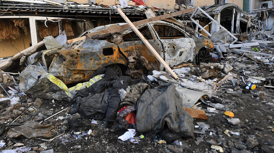 Βομβαρδισμένο αυτοκίνητο στο Χάρκοβο στην Ανατολική Ουκρανία