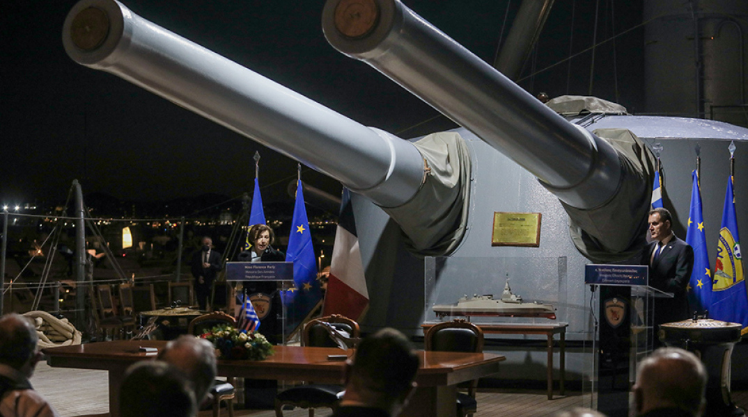 Στο θωρηκτό «Αβέρωφ» οι υπογραφές για τρεις Belharra και έξι επιπλέον Rafale