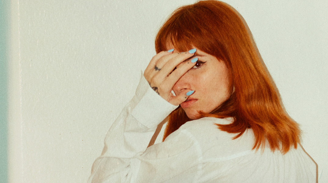 Γυναίκα καλύπτει το πρόσωπό της με το χέρι της