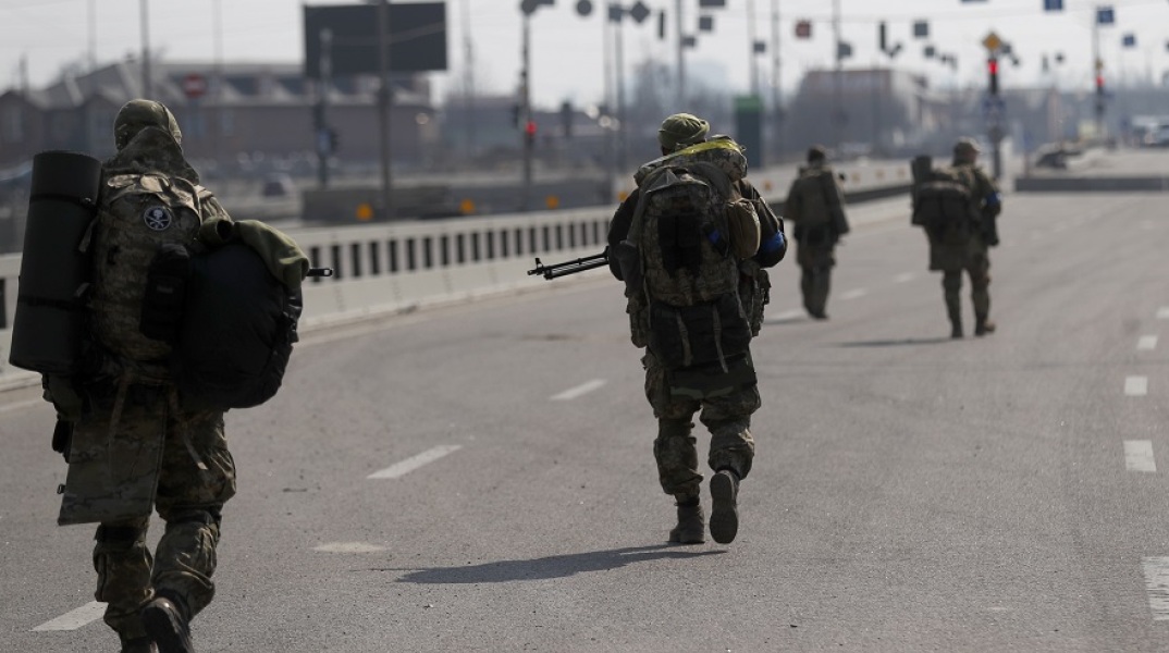 Ουκρανία: Ο ρωσικός στρατός βρίσκεται σε υποχώρηση, στήνει αμυντικές θέσεις, διατείνεται το αμερικανικό Πεντάγωνο