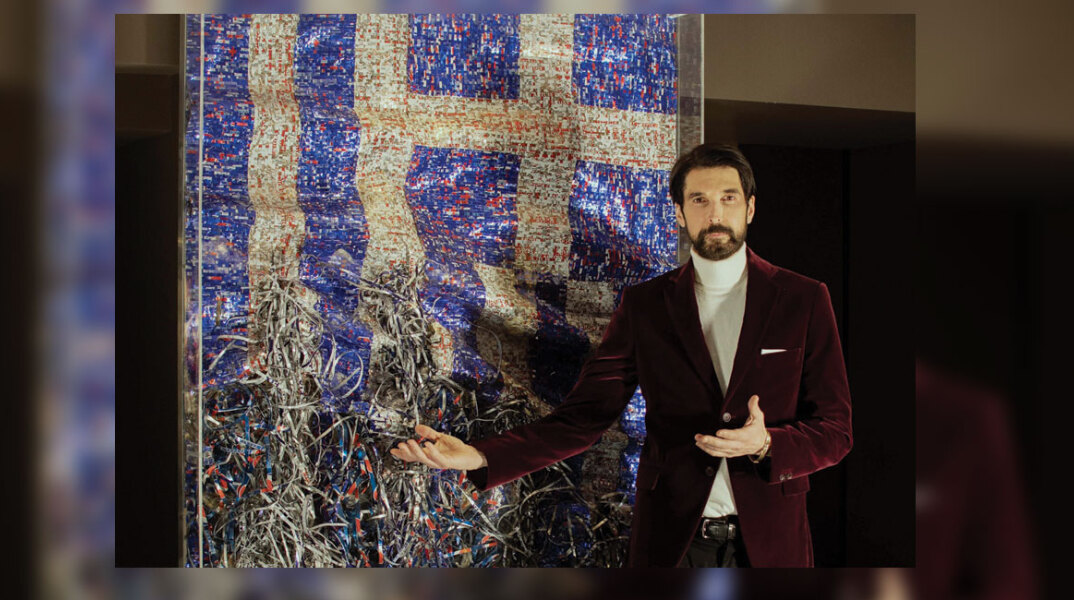 Ο καλλιτέχνης Νίκος Φλώρος με το έργο του εμπνευσμένο από τη σημαία της Ελλάδας