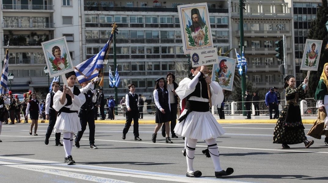 Παρέλαση μαθητών μπροστά από το Μνημείο του Άγνωστου Στρατιώτη στην Αθήνα