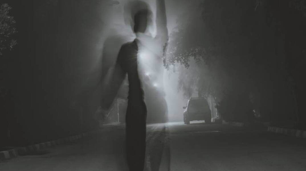 Σκιά άντρα στη μέση του δρόμου