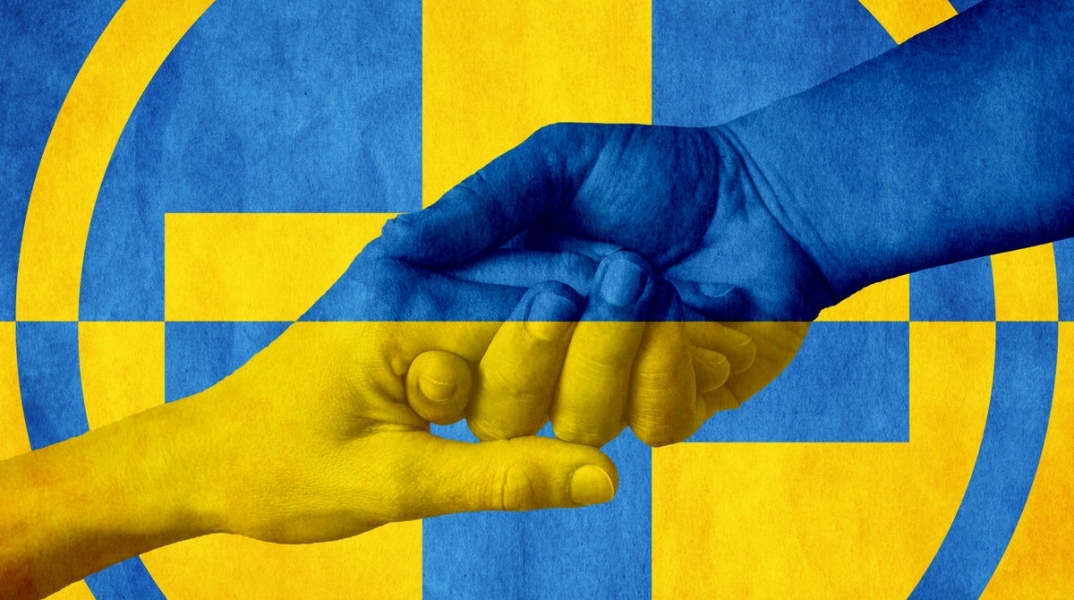 Εικόνα που δείχνει χειραψία με φόντο τη σημαία της ουκρανίας