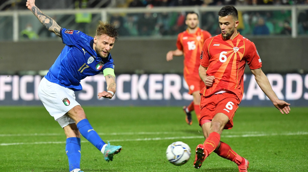 Προκριματικά Μουντιάλ 2022: Παίκτες της Ιταλίας και της Βόρειας Μακεδονίας σε στιγμιότυπο της αναμέτρησης