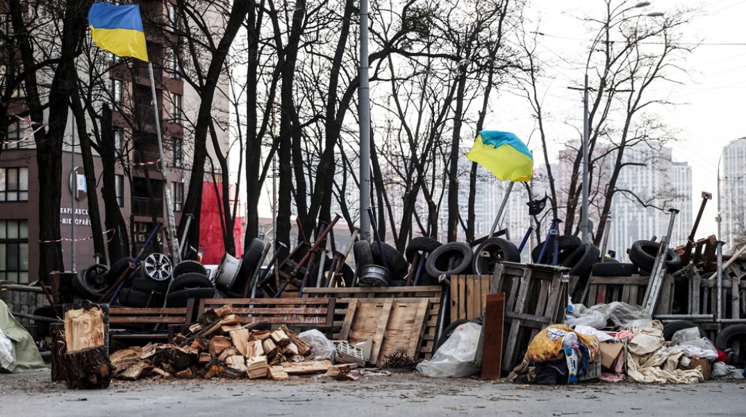 Πόλεμος στην Ουκρανία - Κίεβο: Οδοφράγματα στην πρωτεύουσα με κάθε διαθέσιμο υλικό και υψωμένες δύο σημαίες της Ουκρανίας