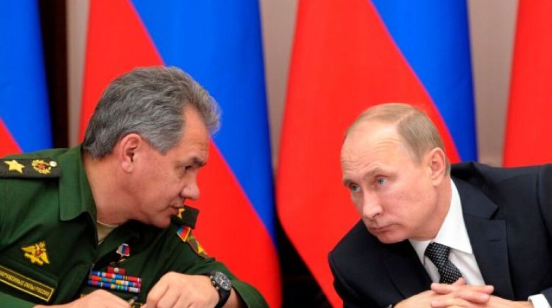 Βλαντίμιρ Πούτιν και Σεργκέι Σοιγκού © EPA/PETER KLAUNZER 