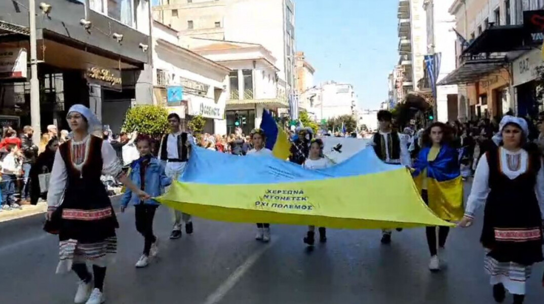 25η Μαρτίου: Ουκρανοί πρόσφυγες παρέλασαν στην Πάτρα