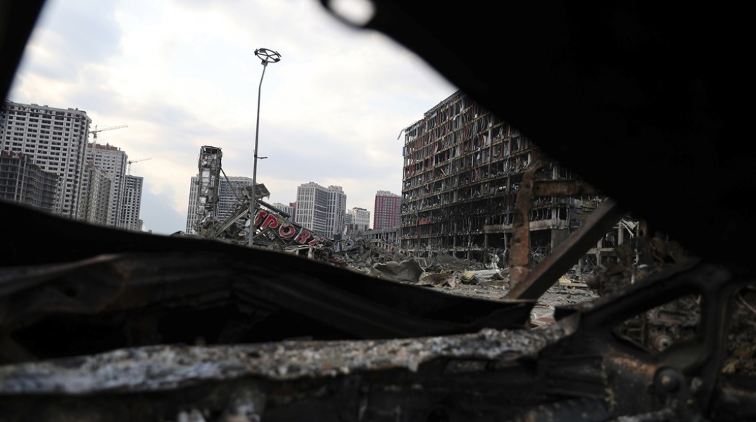 Πόλεμος στην Ουκρανία: Συντρίμμια από τους βομβαρδισμούς στο Κίεβο 