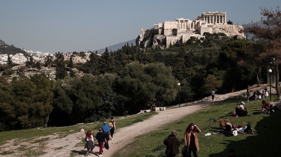 Ηλιοφάνεια- Πολίτες απολαμβάνουν τη βόλτα τους κάτω από τον Ιερό Βράχο της Ακρόπολης