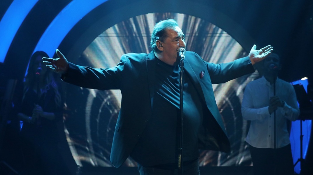 Ο τραγουδιστής, Βασίλης Καρράς, σε εμφάνισή του σε κέντρο διασκέδασης