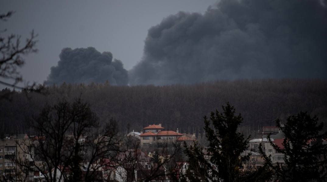 Πόλεμος στην Ουκρανία: Καπνοί μετά τις επιθέσεις των ρωσικών δυνάμεων στην πόλη Λβιβ