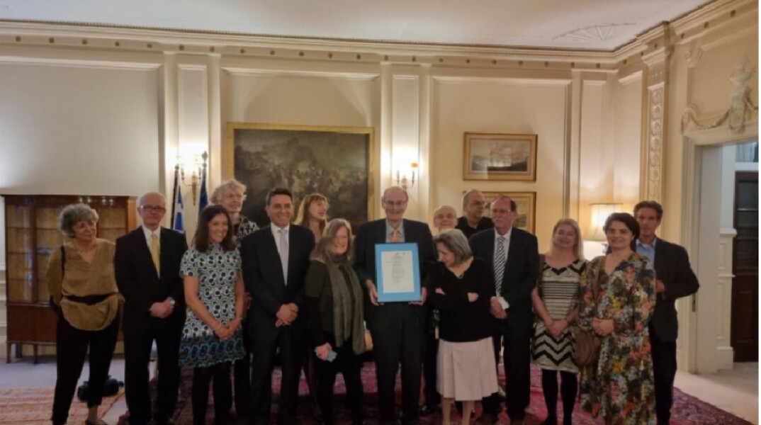 Ο Πίτερ Μάκριτζ κρατά στα χέρια του το ΦΕΚ με το οποίο πολιτογραφήθηκε Έλληνας