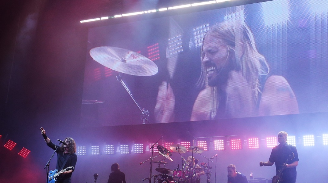 Taylor Hawkins: Στιγμιότυπο από συναυλία με τον ντράμερ στη γιγαντοοθόνη