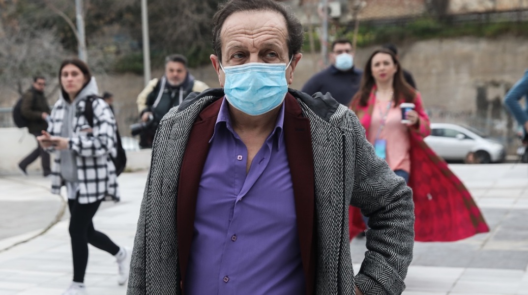 Δίκη Φιλιππίδη: Ενταση ανάμεσα στον γιο του και τον Σπύρο Μπιμπίλα στο δικαστήριο