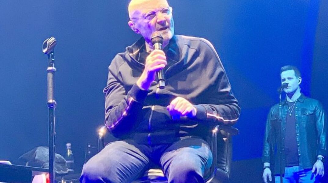 Φιλ Κόλινς: Ρίγη συγκίνησης στην τελευταία του συναυλία – Τραγούδησε καθιστός και αποθεώθηκε