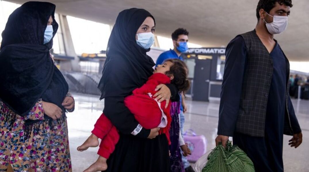 Οι Ταλιμπάν απαγόρευσαν στις γυναίκες να ταξιδεύουν με το αεροπλάνο χωρίς τη συνοδεία άνδρα