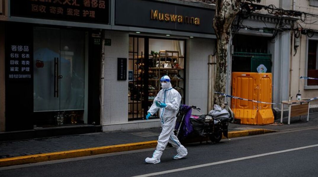 Κορωνοϊός στην Κίνα © EPA/ALEX PLAVEVSKI  