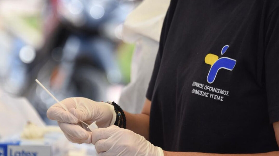 Τα κρούσματα κορωνοϊού ανακοίνωσε σήμερα Δευτέρα (28.03) ο ΕΟΔΥ