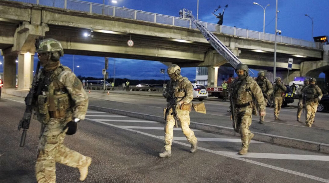 Ουκρανικός στρατός σε περιπολία στο Κίεβο, ενώ μαίνεται ο πόλεμος στο Κίεβο
