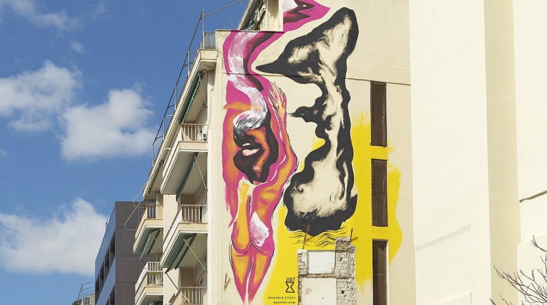 Η τοιχογραφία της Σοφίας Στέβη με τίτλο ««Κύμα / Νεύμα» στην Πλατεία Μαβίλη.