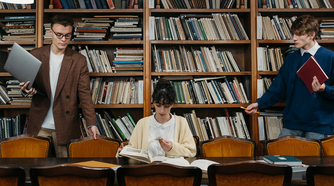 Φοιτητές σε βιβλιοθήκη