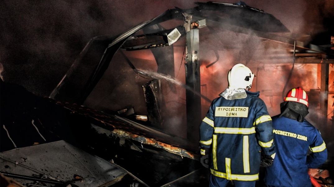 Νεκρός σε χώρο εστίασης στην Κόρινθο - Εικόνα από την επιχείρηση κατάσβεσης 