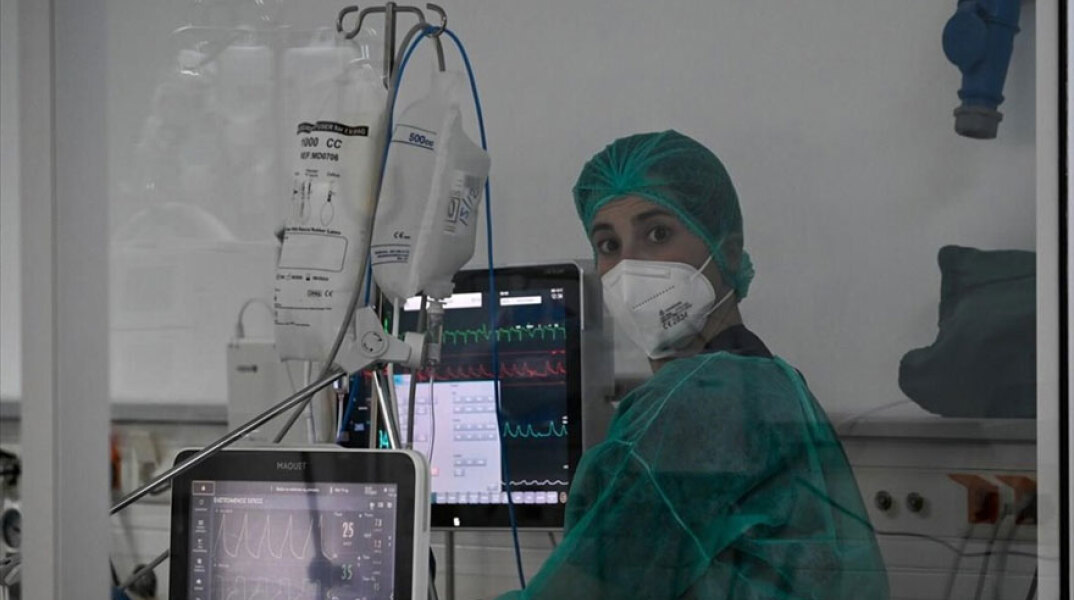 Νοσηλεύτρια με μάσκα για τον κορωνοϊό σε ΜΕΘ νοσοκομείου