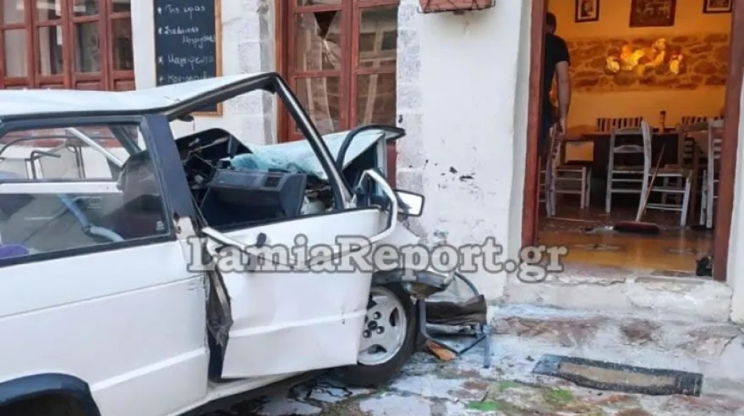 Αμφίκλεια: Αυτοκίνητο έπεσε πάνω σε τσιπουράδικο, νεκρή η 77χρονη συνοδηγός