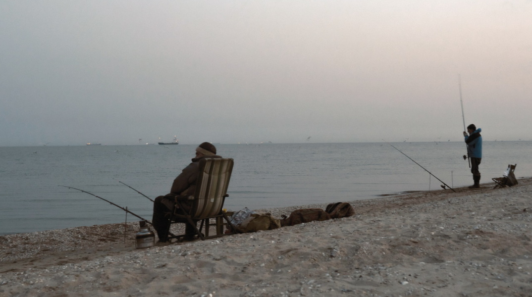 Η παραλία με τους ψαράδες της Μαριούπολης.