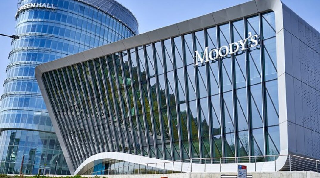 Αναβαθμίζει τις ελληνικές τράπεζες η Moody’s