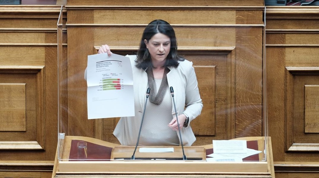 Η υπουργός Παιδείας, Νίκη Κεραμέως, στο βήμα της Βουλής των Ελλήνων