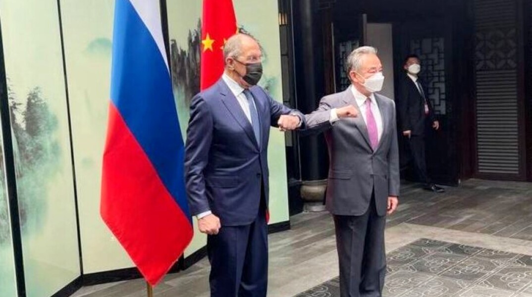 Ο Κινέζος υπουργός Εξωτερικών Γουάνγκ Γι συναντήθηκε με τον Ρώσο ομόλογό του Σεργκέι Λαβρόφ στην επαρχία Ανουί της ανατολικής Κίνας