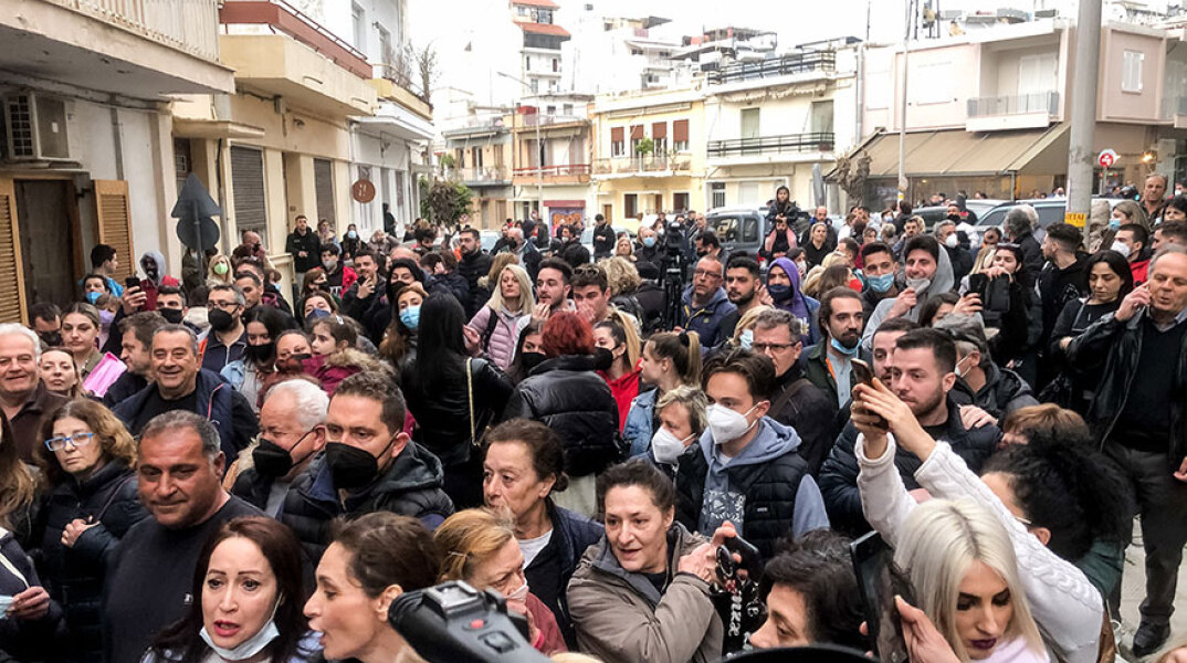 Στην Πάτρα πλήθος κόσμου έξω από το σπίτι της οικογένειας Δασκαλάκη μετά τη σύλληψη της Ρούλας Πισπιρίγκου