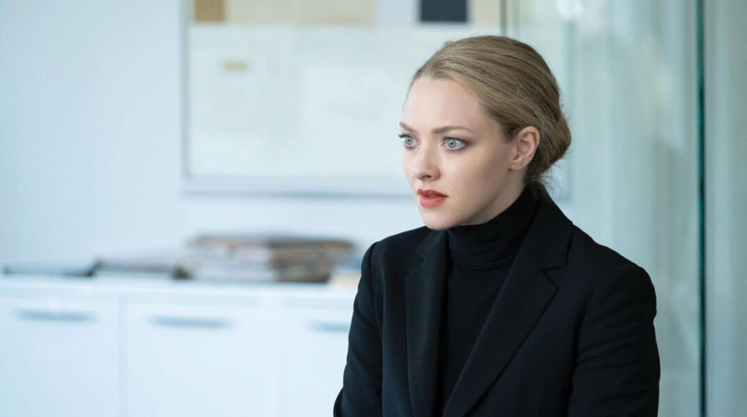 Η ηθοποιός Amanda Seyfried ως Elizabeth Holmes στη σειρά The Dropout