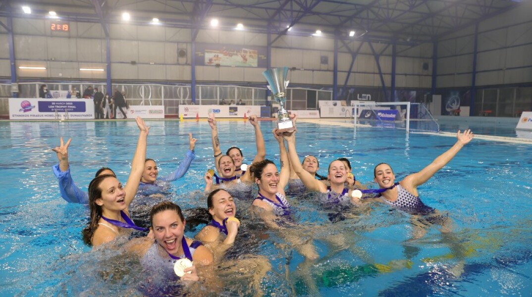 Οι παίκτριες του Εθνικού στην καθιερωμένη βουτιά στην πισίνα με τo LEN Trophy