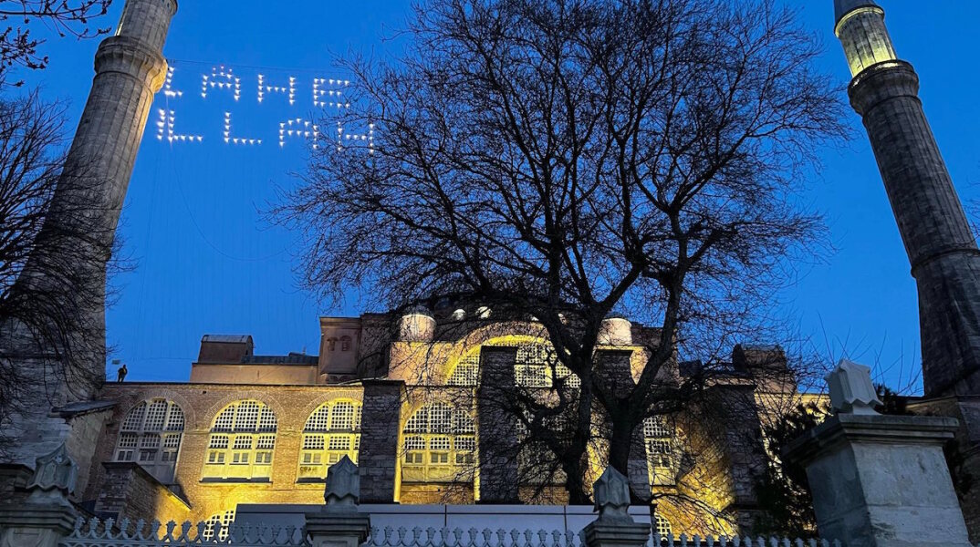 Αγία Σοφία: Επίσκεψη στο μνημείο παγκόσμιας πολιτιστικής κληρονομιάς που από μουσείο μετατράπηξε σε τζαμί με διάταγμα του Ρετζέπ Ταγίπ Ερντογάν.