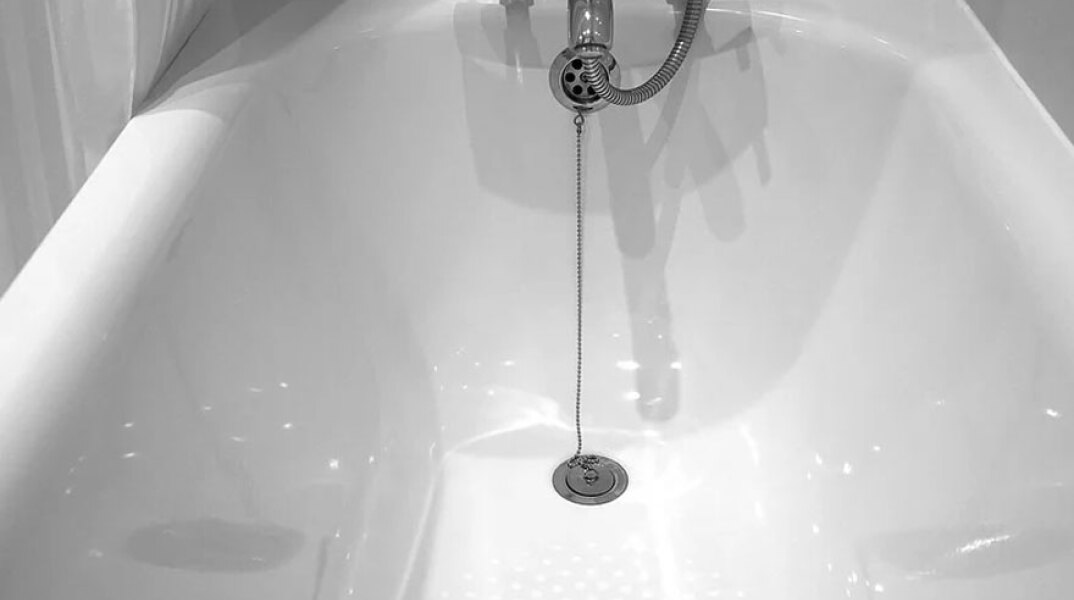 Σε μπανιέρα στον Βόλο σφήνωσε για τέσσερις ημέρες ηλικιωμένη γυναίκα